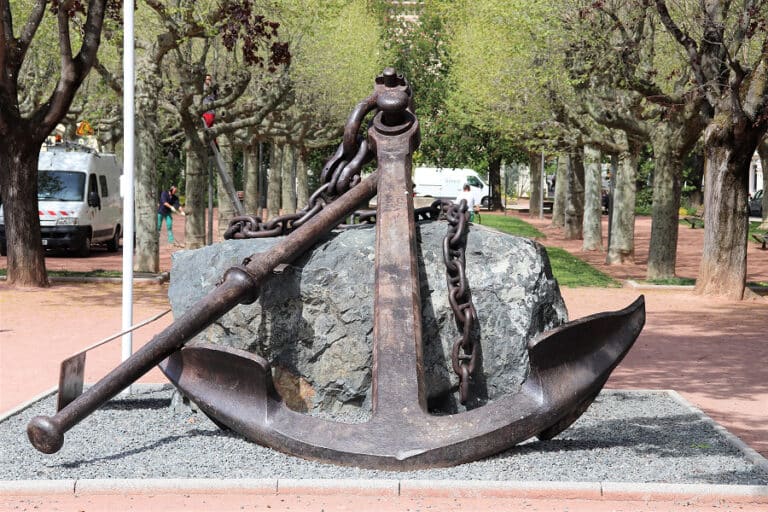 Ancre marine sur la place de la mairie de Villefranche-sur-Saône, symbolisant l'ancrage local d'une agence web.