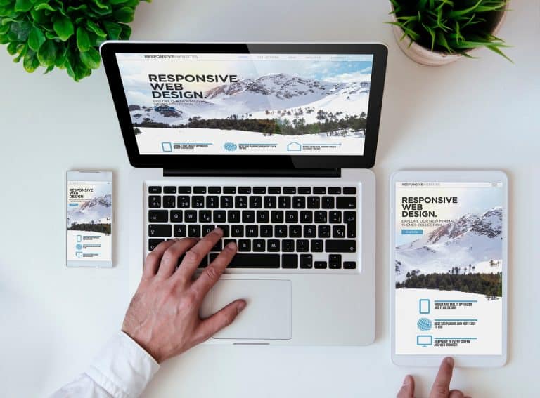 Exemple de site web en responsive design s'affichant parfaitement sur un smartphone et un ordinateur portable.