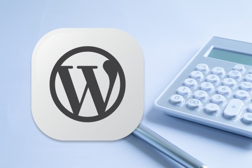 Calculatrice et stylo à côté d'un logo WordPress, symbolisant le calcul du prix pour une refonte de site WordPress.