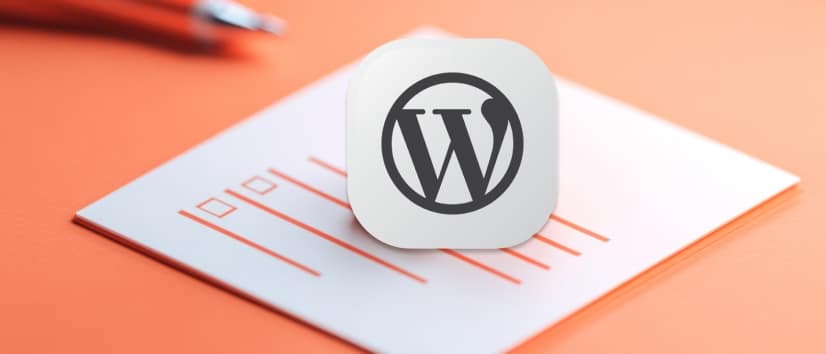 Une checklist de refonte Wordpress sur un presse-papiers avec le logo Wordpress, détaillant les 7 étapes d'un projet.